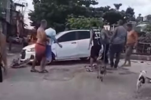 Carro capota e moradores ajudam motorista, com sinais de embriaguez na Grande Capital