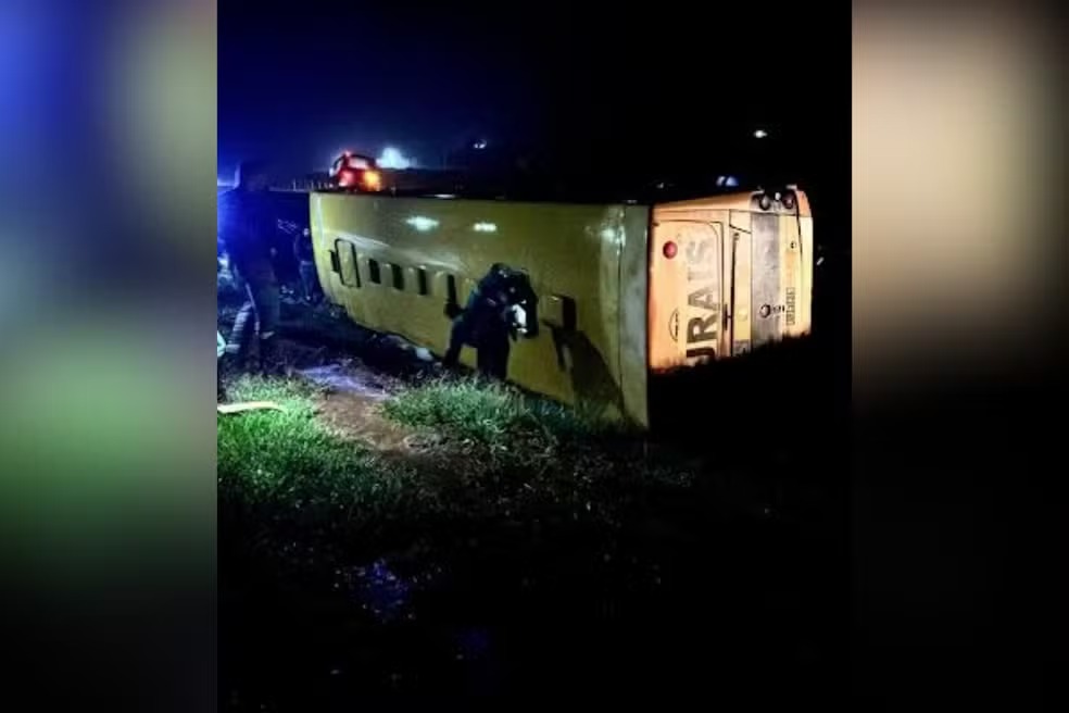 Ônibus que transportava trabalhadores tomba em rodovia