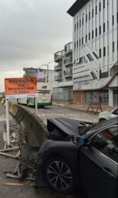 Carro se choca contra mureta na Grande Capital