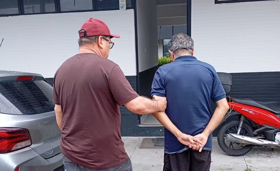 Homem é preso por importunação sexual dentro de ônibus