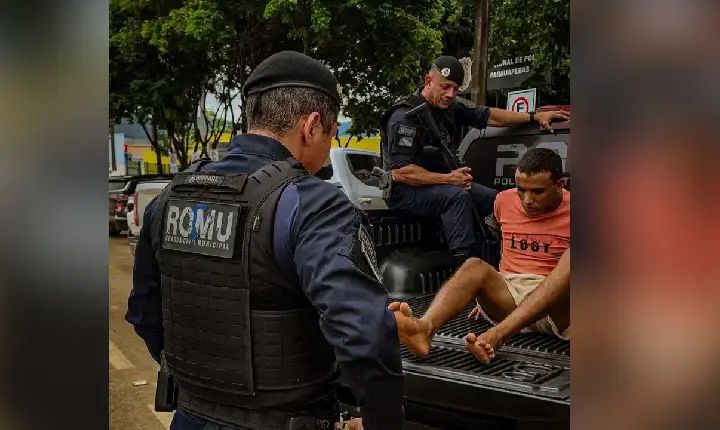 Suspeito é amarrado por populares após tentar furtar moto