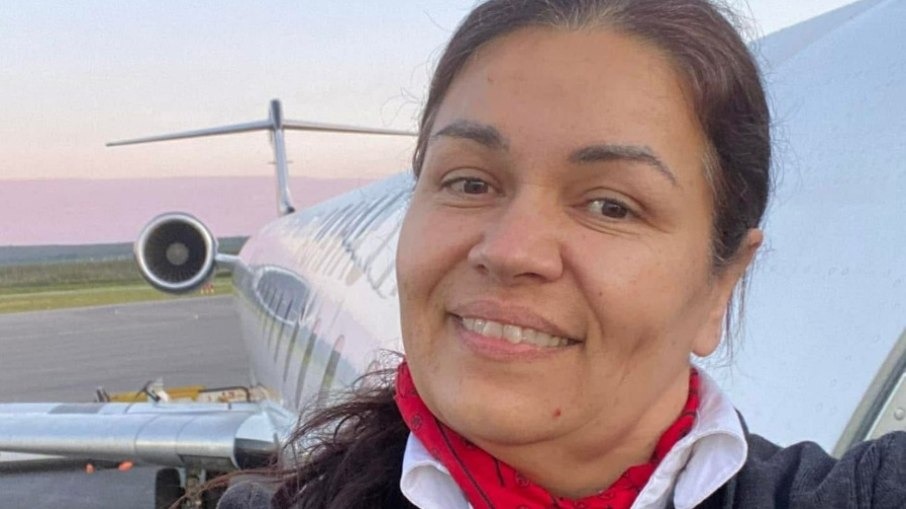Comissária sobrevive após ser arremessada de avião