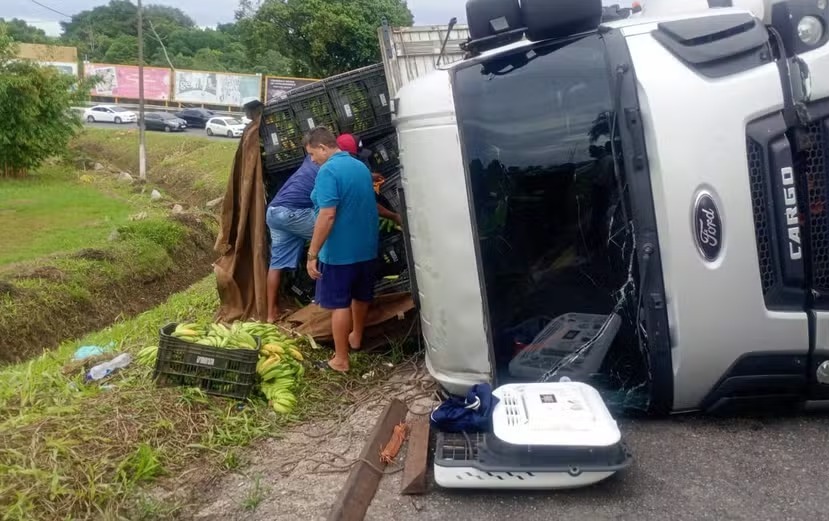 Caminhão com 17 toneladas de bananas tomba em viaduto na Grande Capital