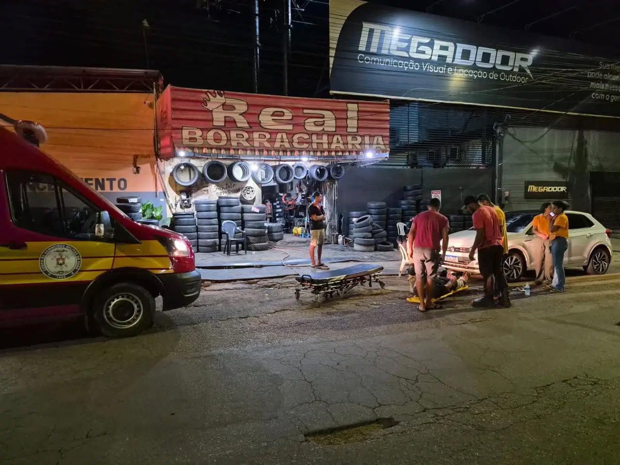 Parauapebas: Homem é atingido por moto enquanto calibrava pneu e sofre fraturas