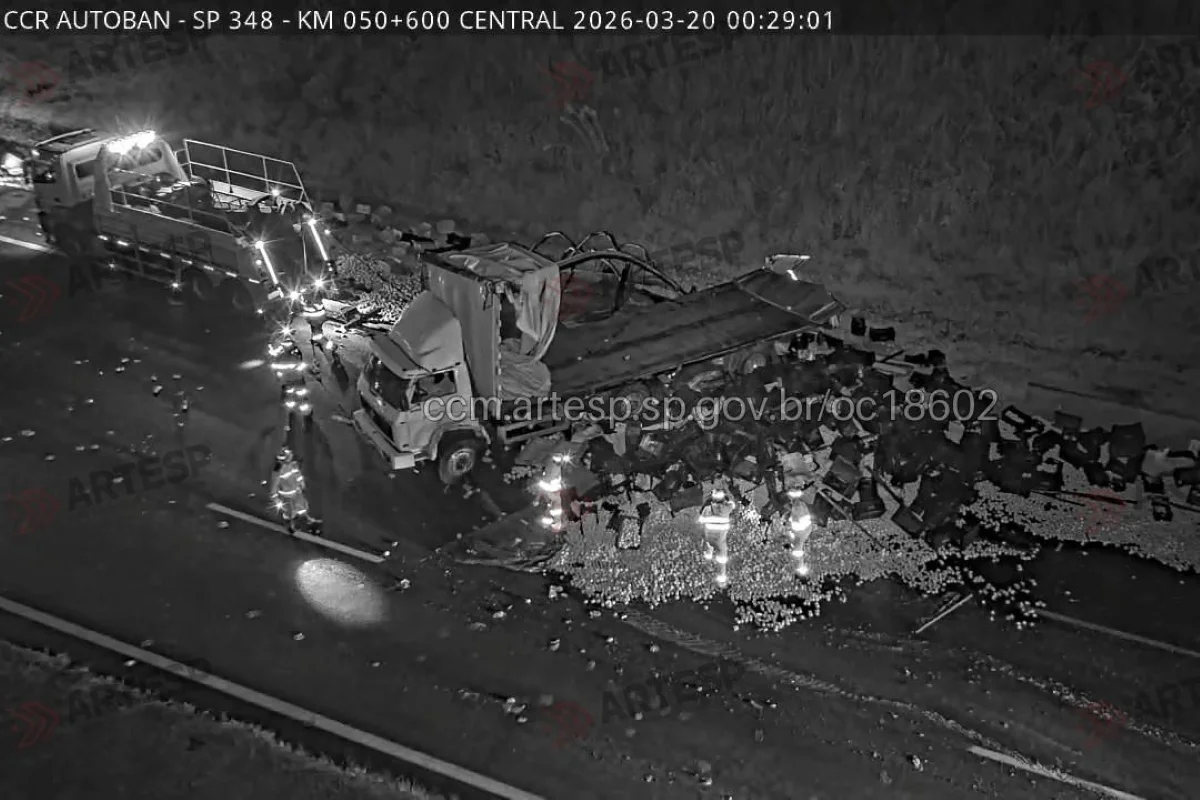 Acidente com três caminhões causa congestionamento na Rodovia dos Bandeirantes, em Jundiaí