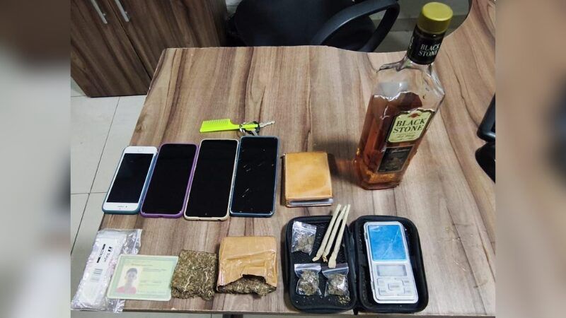 Dupla é conduzida à delegacia de Parauapebas sob suspeita de tráfico de drogas