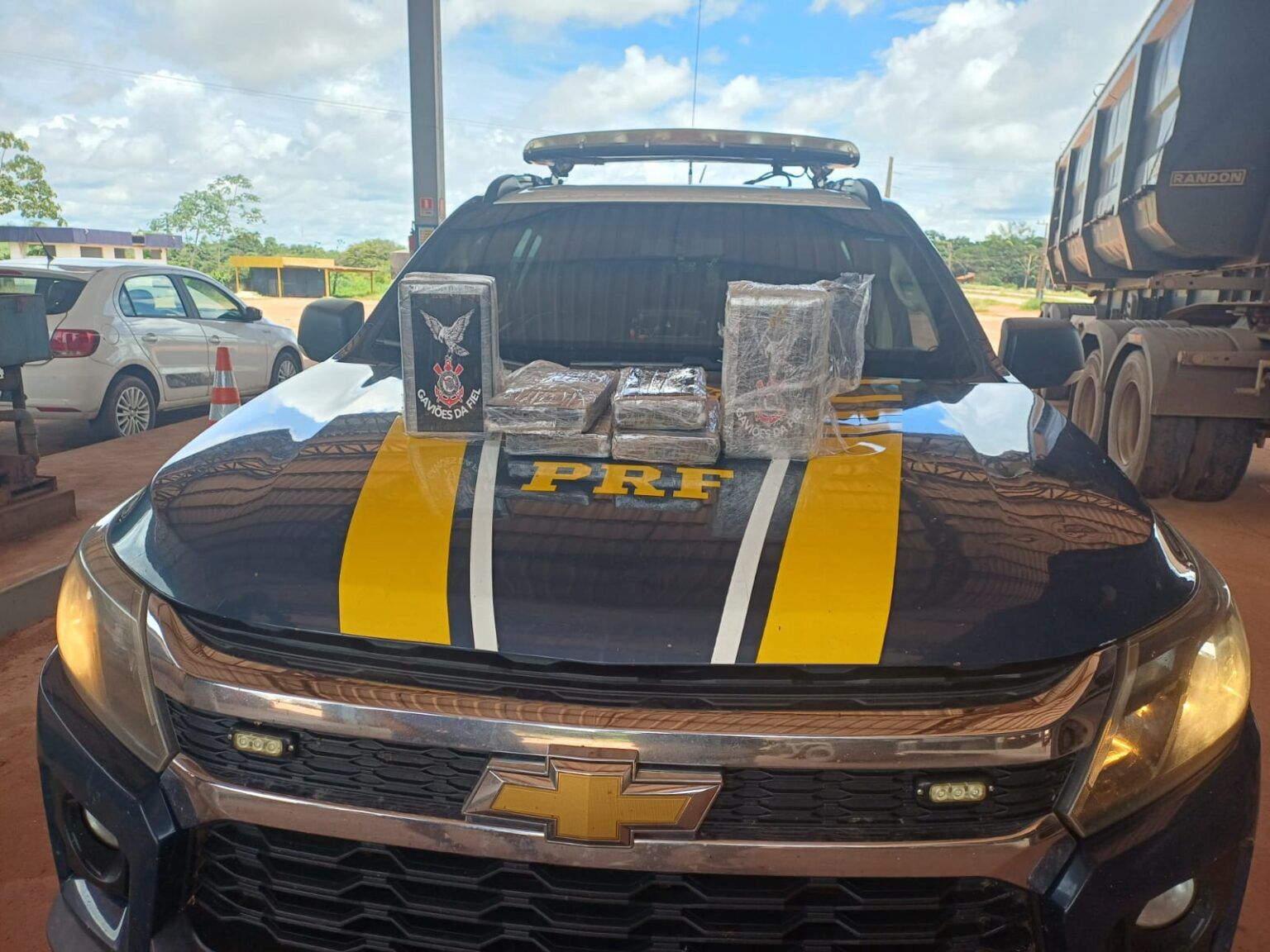PRF apreende quase 1 tonelada de cocaína após caminhão