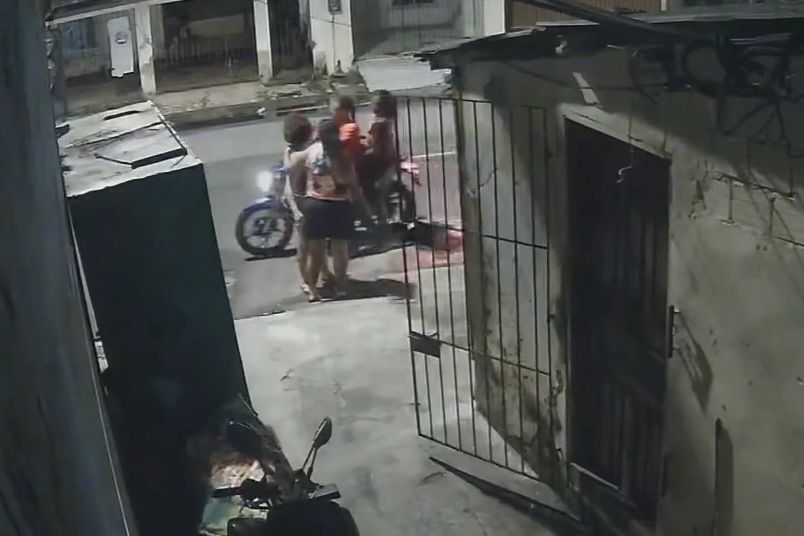 Casal em moto assalta mulheres em frente à casa na Grande Capital