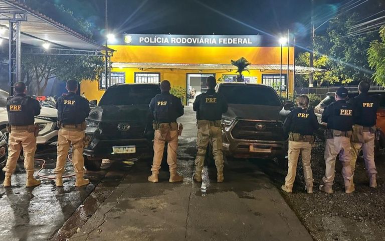 PRF recupera duas caminhonetes roubadas durante fiscalização na BR-230, em Marabá/PA