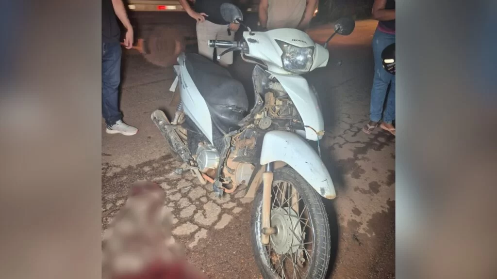 Mulher morre após motocicleta atingir buraco na PA-275, em Parauapebas