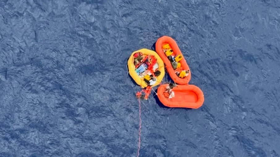Onze pessoas são resgatadas após queda de avião no Oceano Atlântico