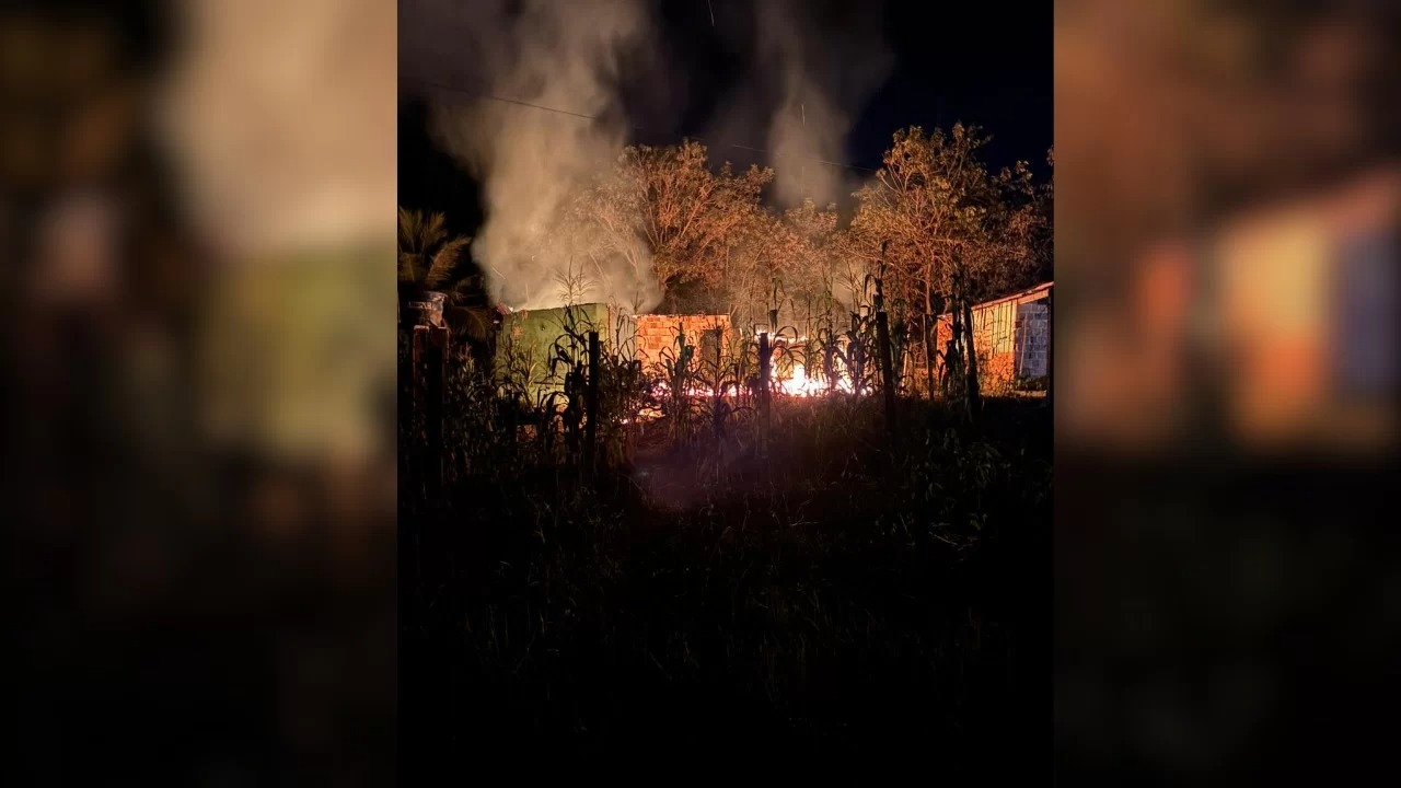 Incêndio destrói casa após discussão de casal em Parauapebas