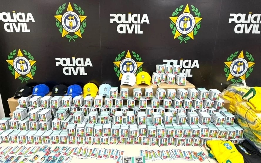 Polícia apreende 200 mil figurinhas falsas da Copa de 2026 no Rio