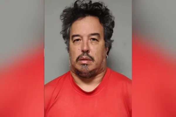 Menino de 11 anos é encontrado morto em casa na zona leste de SP; pai é preso após confessar que acorrentava o filho