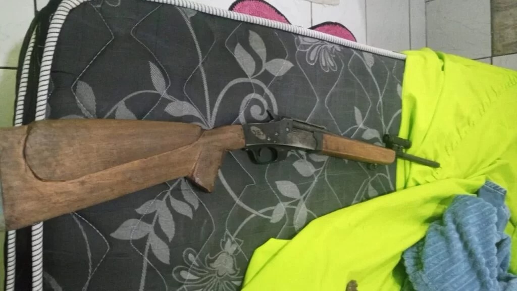 Homem é preso com arma artesanal escondida em residência no Bairro da Paz, em Parauapebas