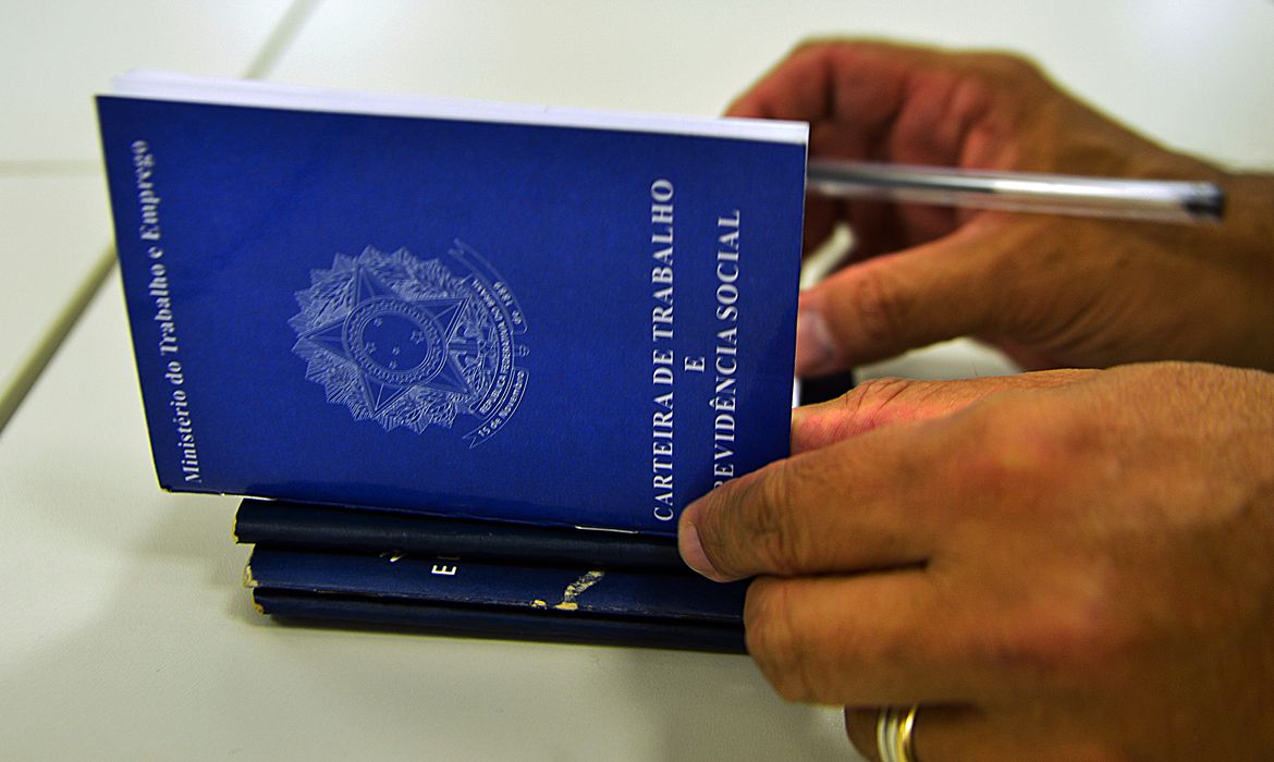 Desemprego no Brasil recua para 8% no segundo trimestre