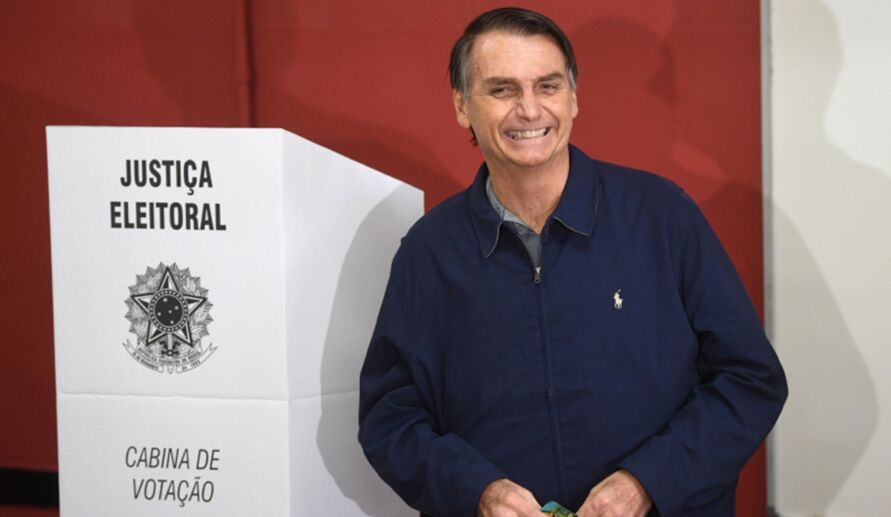 Bolsonaro muda tom e afirma que acredita no voto eletrônico