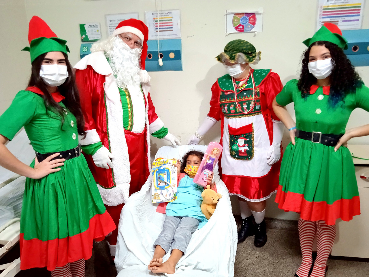 Papai e Mamãe Noel levam presentes a crianças no Hospital Regional de Marabá
