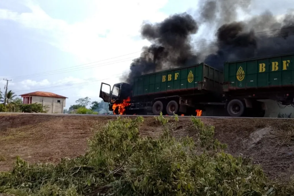 Carreta pega fogo na PA-475, em Moju; motorista consegue escapar ileso