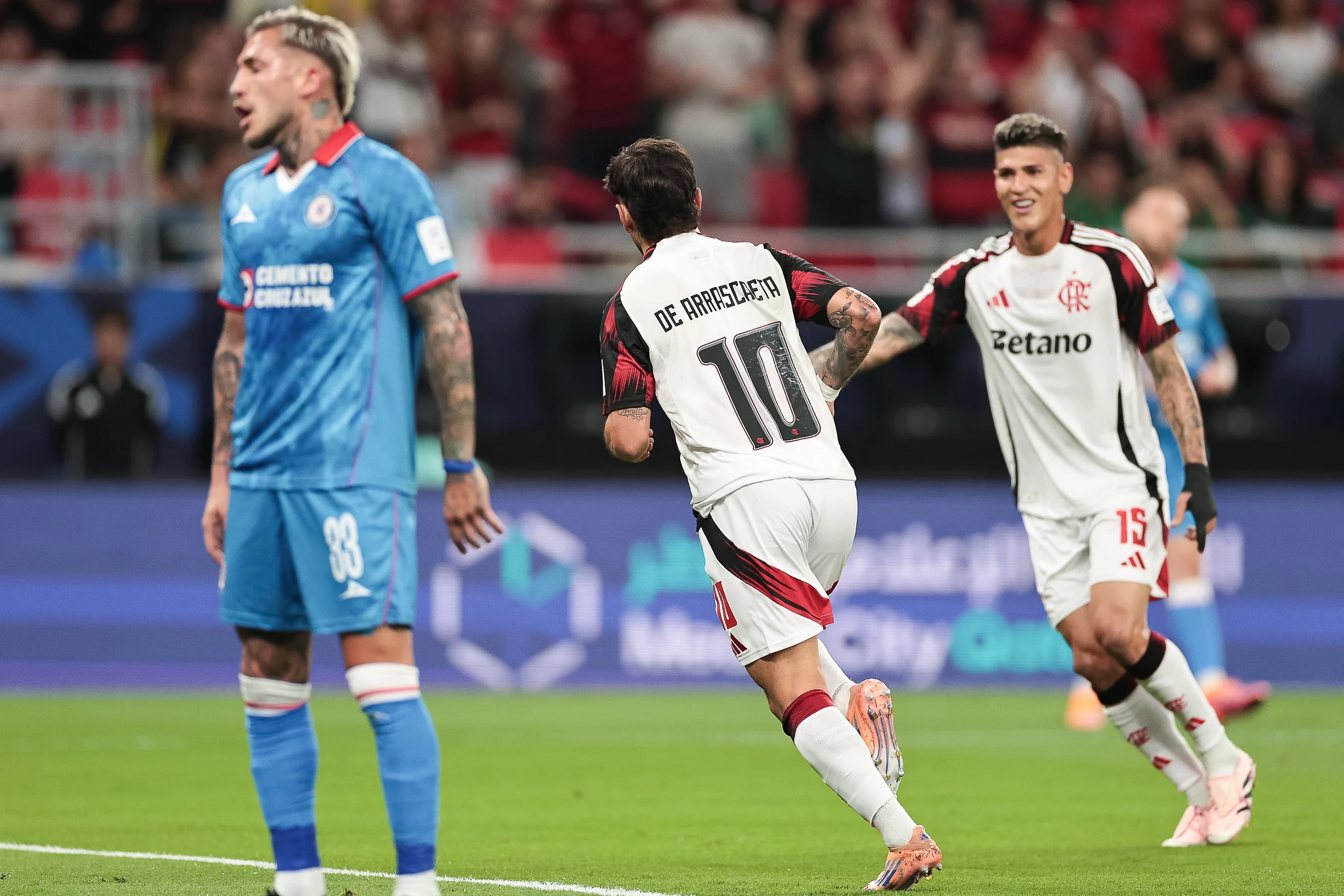 Flamengo vence o Cruz Azul e avança às semifinais da Copa Intercontinental
