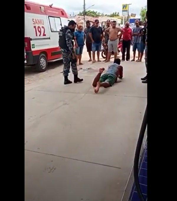 Vídeo: Homem é baleado ao surtar e tentar agredir populares com foice