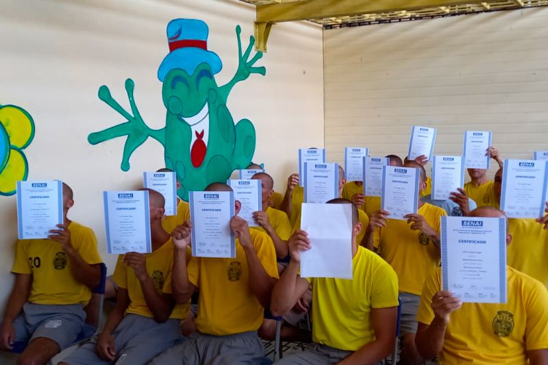 Custodiados recebem certificados dos cursos de Marceneiro e Manutenção de Microcomputadores
