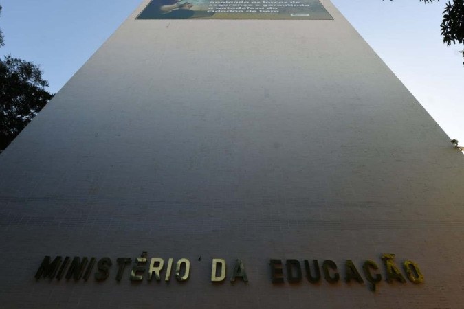 MEC corte de 344 milhões é “criminoso e covarde”