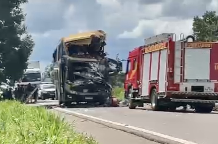 Acidente entre ônibus e carreta deixa sete vítimas fatais no Mato Grosso