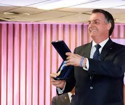 Vinte e um cientistas rejeitam medalha oferecida por Bolsonaro