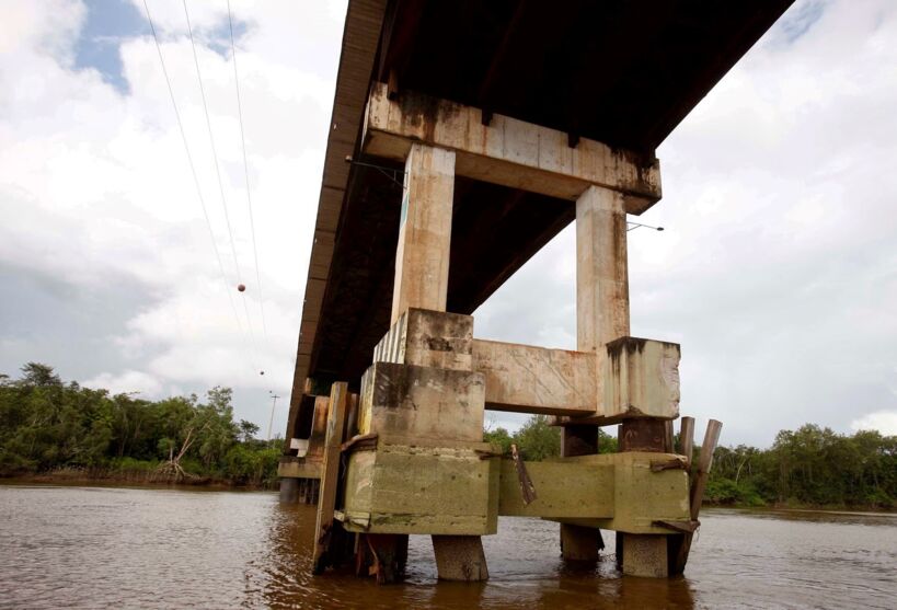 Vídeo:  Balsa colide com pilar da ponte de Outeiro