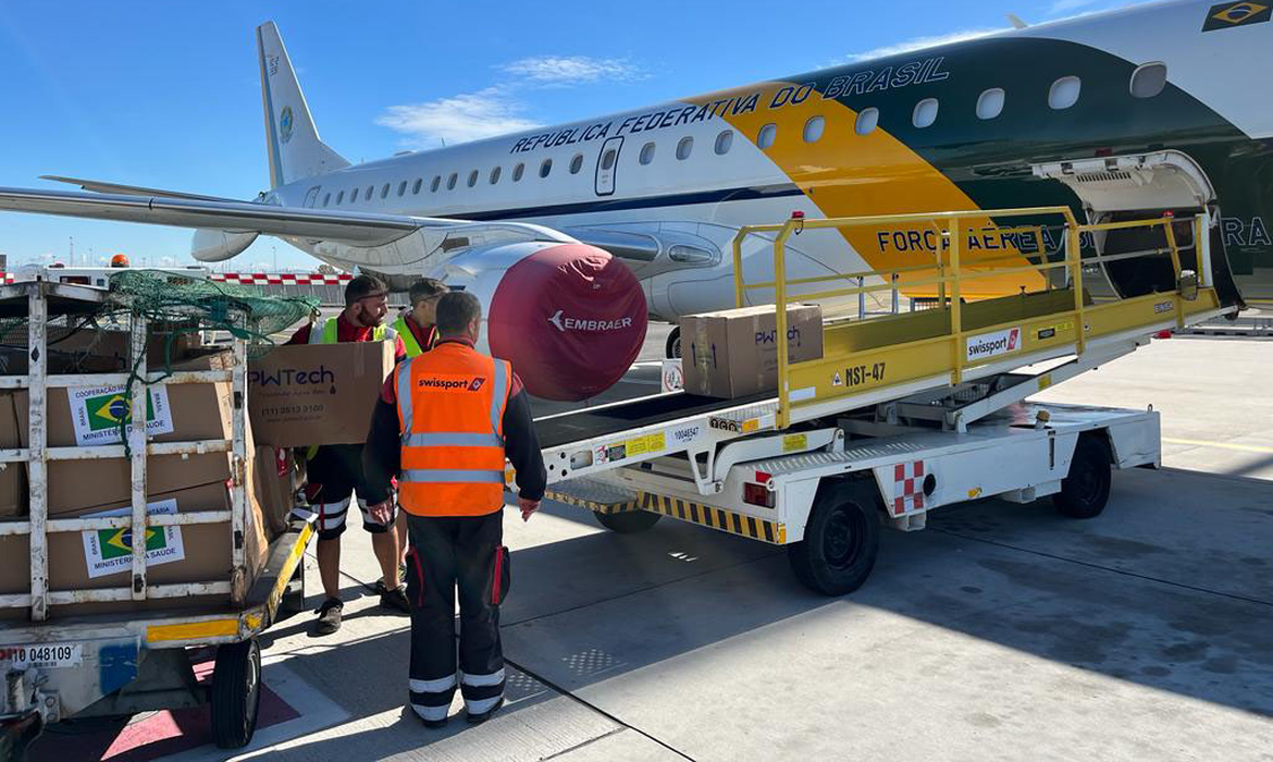 Avião que trará brasileiros de Gaza decola para o Egito