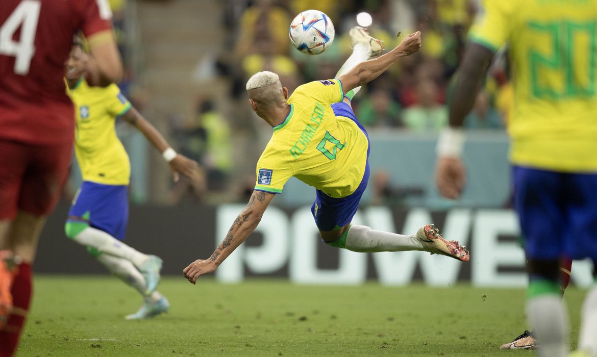 Richarlison decide e Brasil inicia Copa com vitória sobre a Sérvia