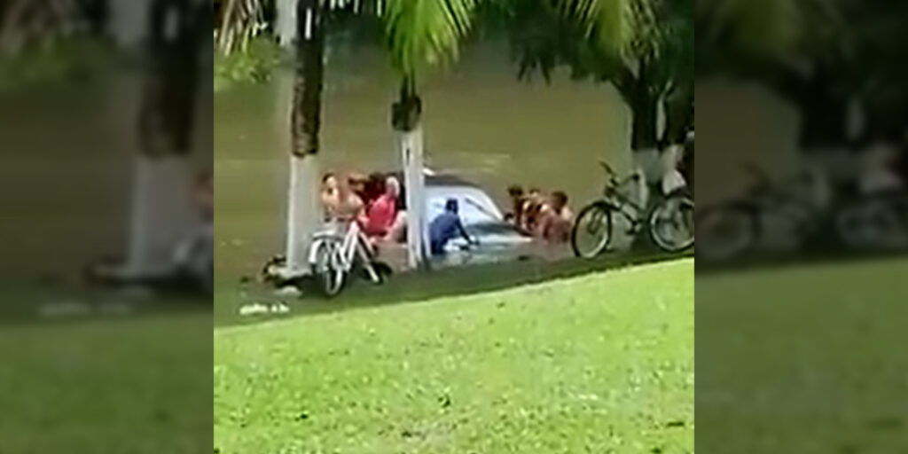Salinas tá diferente carro submerso em balneário