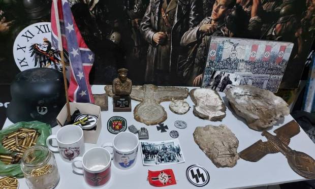 Polícia fecha fábrica de artigos nazistas