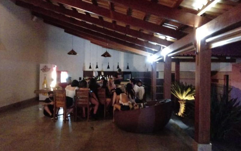 Polícia acaba com suruba de 25 pessoas em motel