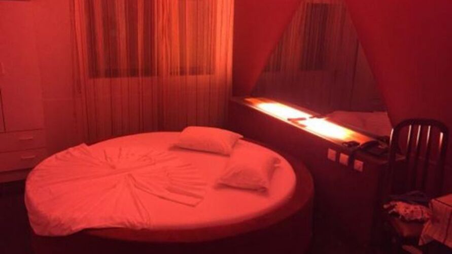 Homem morre dentro de motel na companhia de idosa de 71 anos
