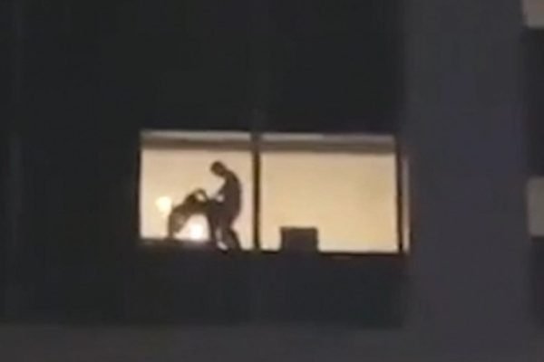 Em festa religiosa, multidão aplaude casal fazendo sexo em hotel