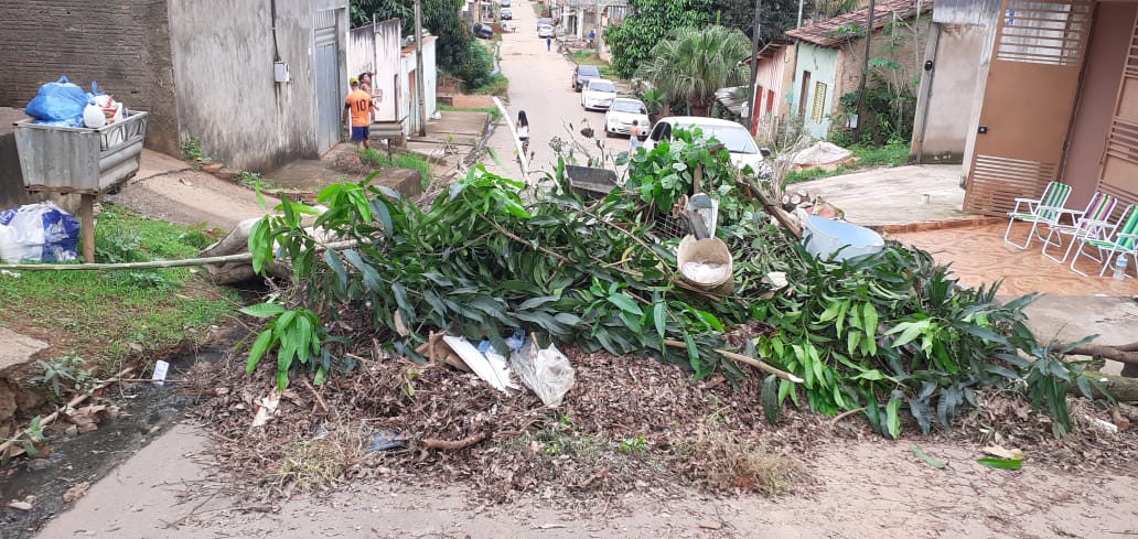 Rua São Francisco no Bairro da Paz é interditada por moradores