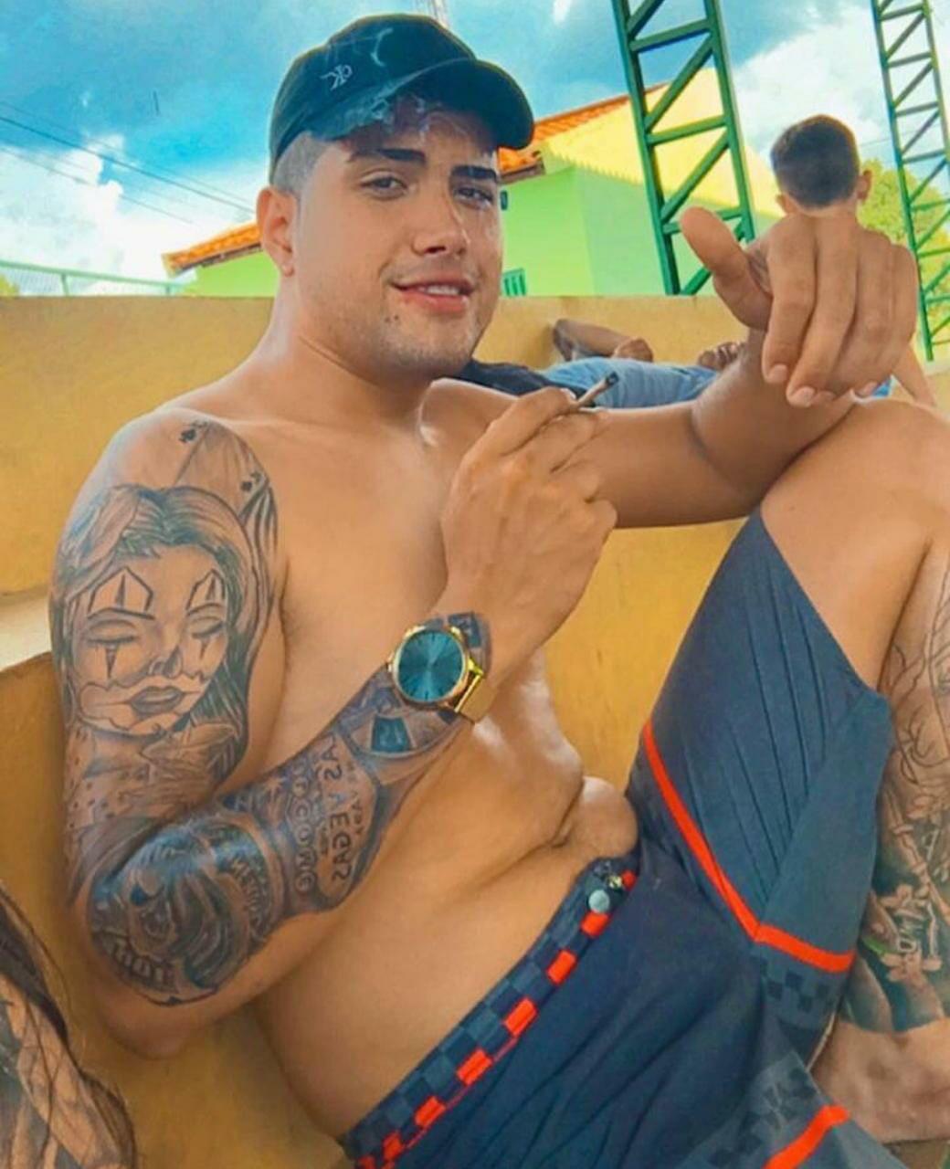 Jovem é morto a tiros na frente da família ao negociar venda de moto