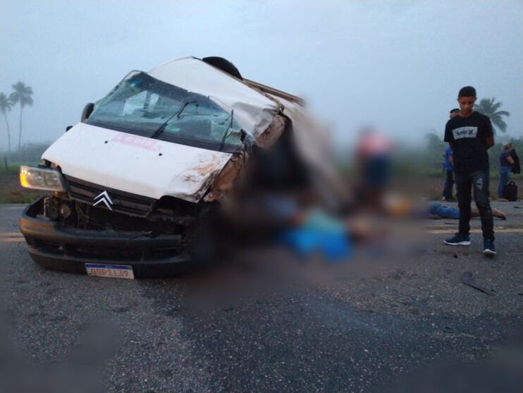Colisão entre van e caminhão deixa sete mortos no Pará