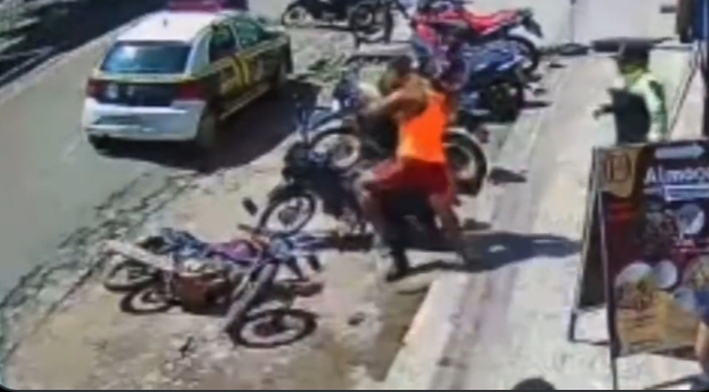 Um lutador MMA nocauteia um agente de transito no PA