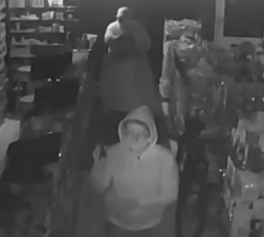 Vídeo mostra três idosos furtando farmácia