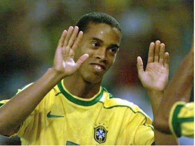 Pentacampeão Ronaldinho recebe chave de Miami como Embaixador da Copa de 2026
