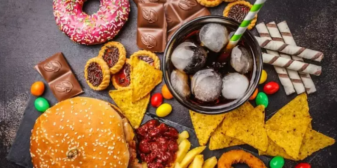 Custo do consumo de alimentos ultraprocessados no Brasil chega a R$ 10,4 bilhões por ano, aponta Fiocruz