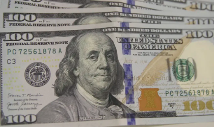 Dólar atinge menor valor em um mês; alta da Selic e corte de juros nos EUA impactam mercado financeiro