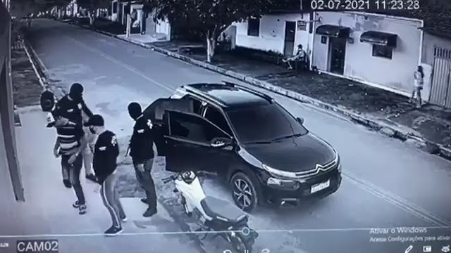 Câmera flagra assaltantes vestidos com farda da Polícia Civil em Belém