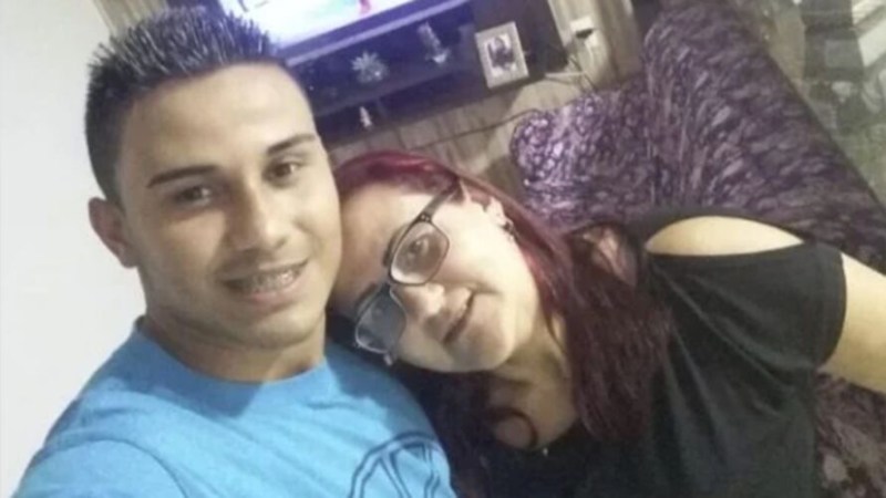 Filho mata mãe com facada pelas costas dentro de casa