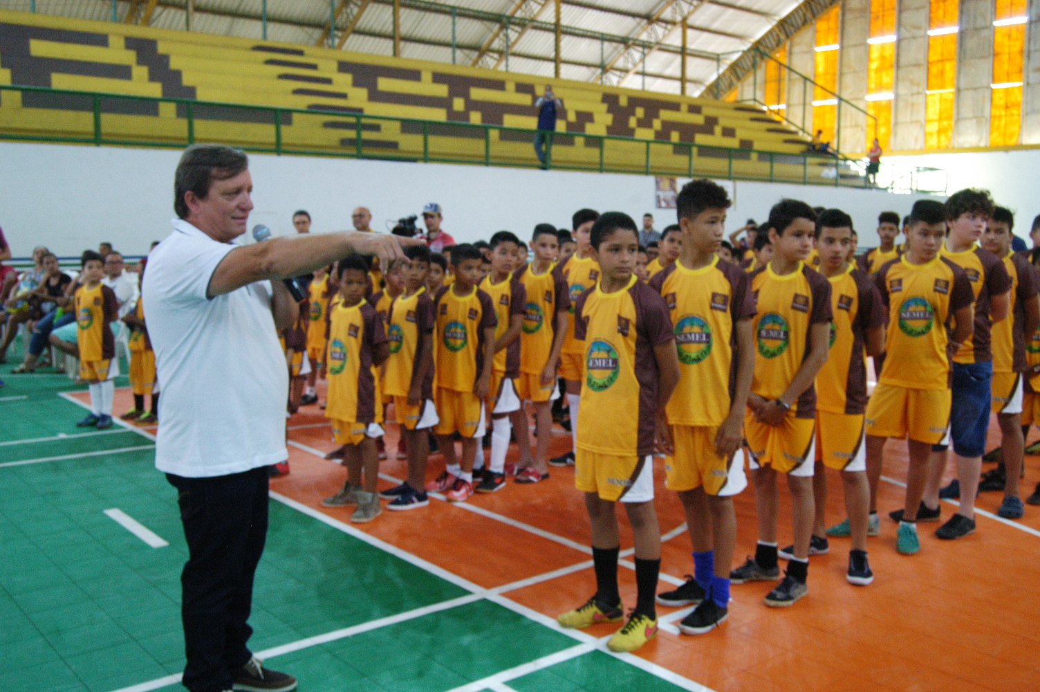 Prefeitura entrega uniformes para mais de 300 alunos da escolinha de futsal