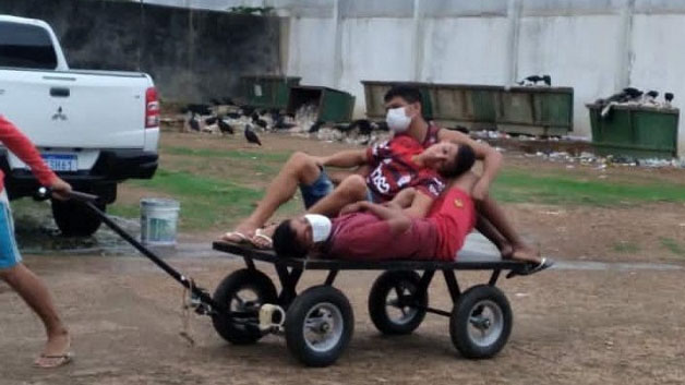 Presos doentes são levados em carrinho em presídio de Macapá