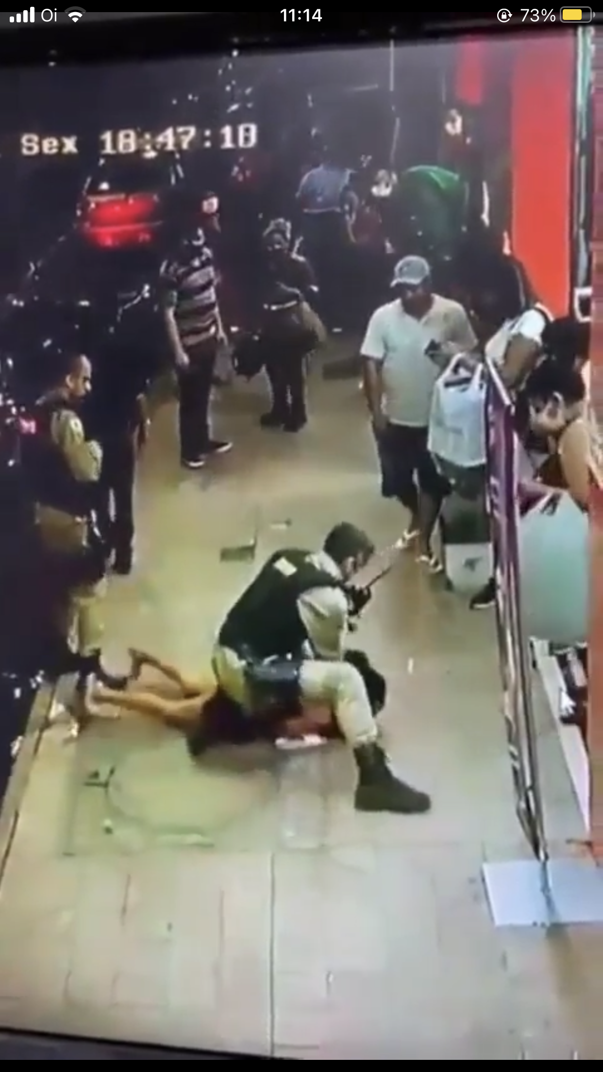 Vídeo: Polícia Civil investiga PMs por derrubarem mulher com bebê de colo em abordagem